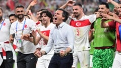 Der türkische Teamchef Vincenzo Montella jubelt nach dem Achtelfinaleinzug. Dennoch muss er sich auch aktuell Kritik gefallen lassen. (Bild: GEPA pictures)