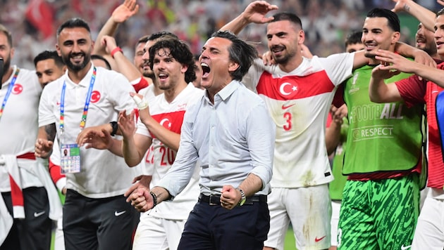 Der türkische Teamchef Vincenzo Montella jubelt nach dem Achtelfinaleinzug. Dennoch muss er sich auch aktuell Kritik gefallen lassen. (Bild: GEPA pictures)