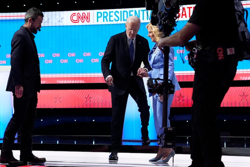 Biden elhagyja a színpadot Atlantában. (Bild: AP ( via APA) Austria Presse Agentur)
