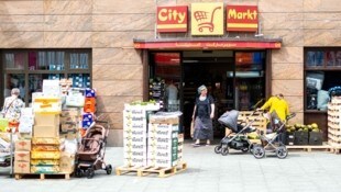 „Warentürme“ auf der unüberdachten Landstraße waren bisher ein No-Go. Vor dem City Markt sind ...