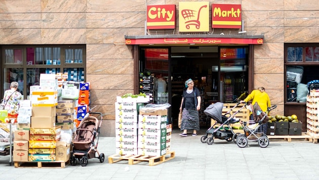 „Warentürme“ auf der unüberdachten Landstraße waren bisher ein No-Go. Vor dem City Markt sind sie nun schon alltäglich. (Bild: Einöder Horst)