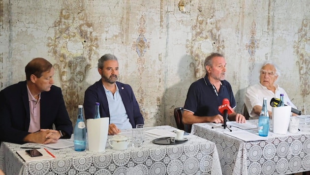 Hansjörg Peer (BM Mutters), LA Markus Sint (Liste Fritz), Leonhard Steiger (Verein Gemeindeland in Gemeindehand), Autor Ulrich Stern (von links). (Bild: Johanna Birbaumer)