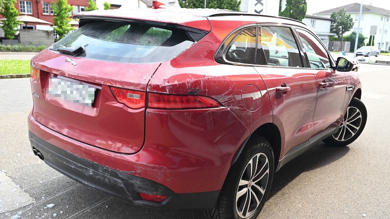 The Jaguar F-Pace was also badly damaged in the drink-driving accident. (Bild: KAPO St. Gallen)