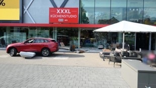 Das Küchenstudio des der österreichischen Möbelhauskette wurde bei dem Unfall massiv ...