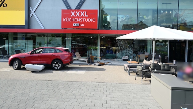 The kitchen studio of the Austrian furniture store chain was severely damaged in the accident. (Bild: KAPO St. Gallen)