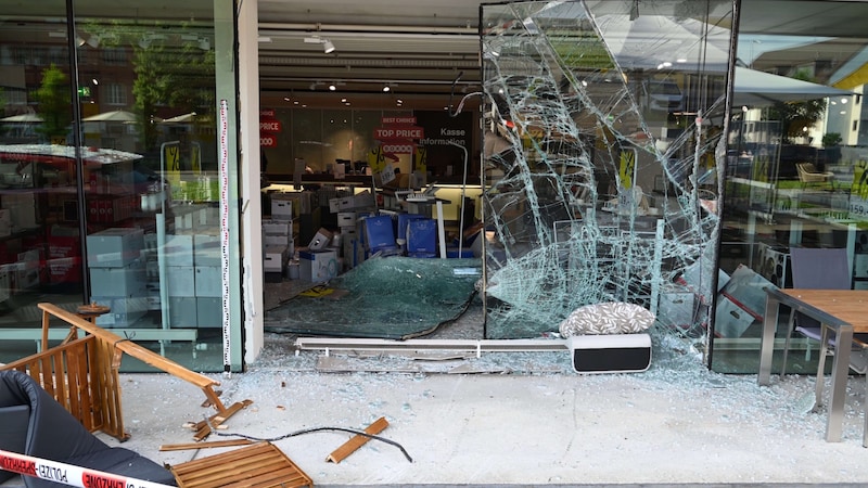 Birkaç mobilya parçasının yanı sıra vitrin de ciddi şekilde hasar gördü. (Bild: KAPO St. Gallen)