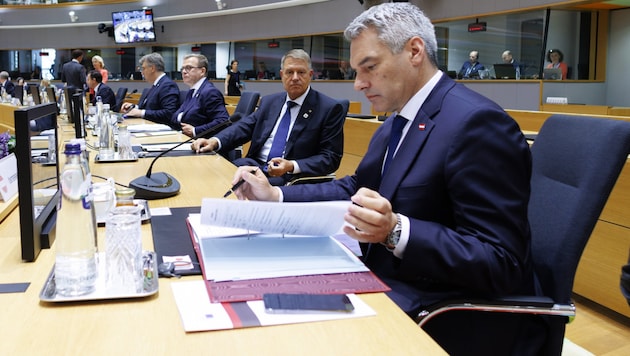 Karl Nehammer szövetségi kancellár az EU-csúcstalálkozón. (Bild: APA/BKA/ANDY WENZEL)