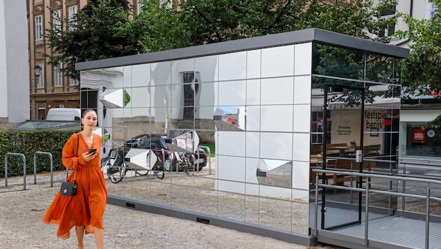 The pavilion is wrapped in a mirror foil (Bild: Markus Tschepp)