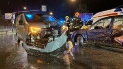 Mit diesem Firmenwagen verursachte der Mann den Unfall. (Bild: FF Vöcklabruck)