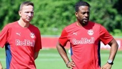 Neo-Trainer Pep Lijnders und Torwartcoach Eddie Gustafsson feierten einen Sieg im Testspiel. (Bild: GEPA)