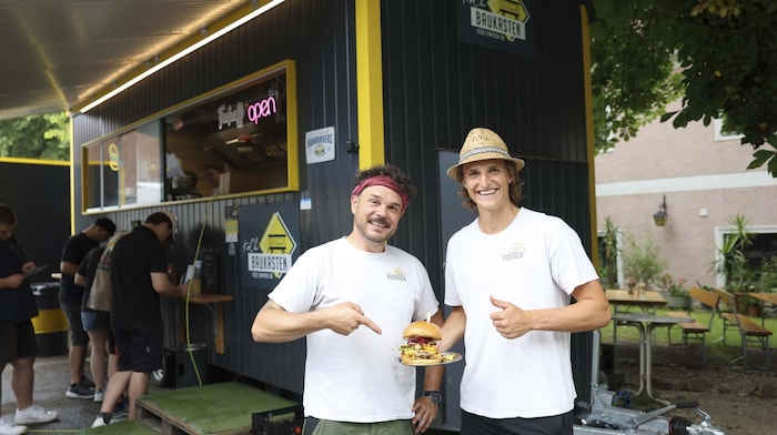 Der Ried-Profi serviert seinen Gästen leckerer Burger.