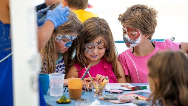 Faces are eagerly painted at Styrian summer camps. (Bild: Kinderfreunde Steiermark/LiLac Sprachschule)