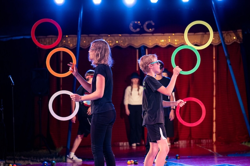 Junge Jongleure bei der Schlussaufführung der Cirkusschule. (Bild: Eduard Haberl/Cirkusschule Graz)