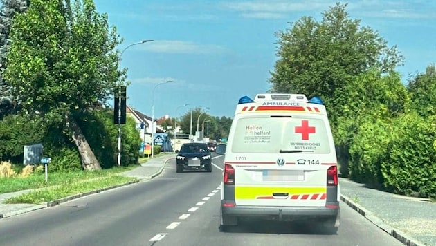After his arrest, the suspect was taken to a clinic by ambulance. (Bild: Christian Schulter/Christian Schulter, Krone KREATIV)