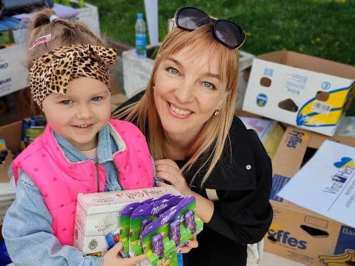 Yuliia Malchevska with one of the children from Mariupol who are helped by the "VinziHerz" ...