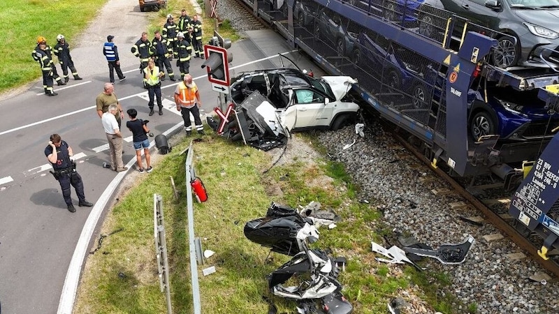 Araba kazada ağır hasar görmüştür. (Bild: Werner Kerschbaummayr/fotokerschi.at)