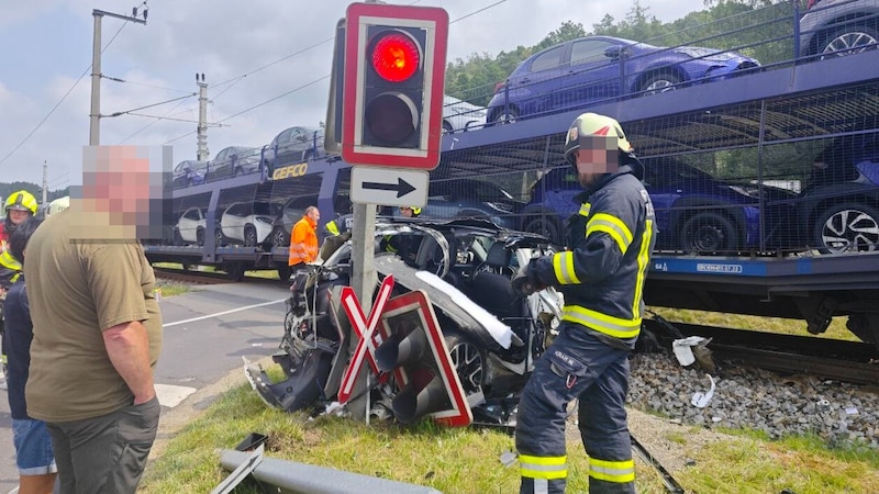 It is still unclear whether the traffic light was already red at the time of the collision (Bild: TEAM FOTOKERSCHI / TARAS PANCHUK, Krone KREATIV)