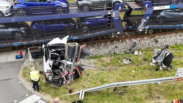 The car was literally shredded by the train. (Bild: Werner Kerschbaummayr/fotokerschi.at)