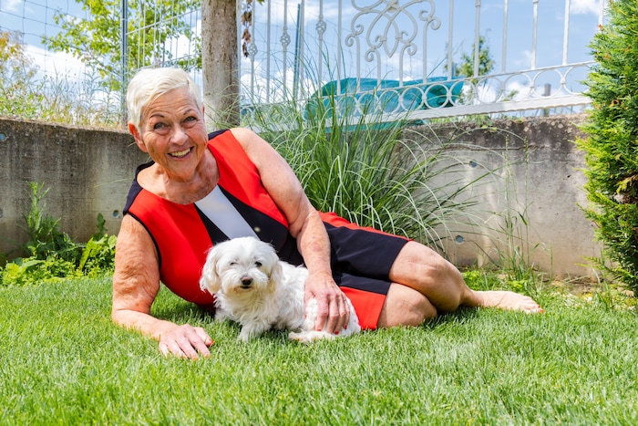 "Bayan Georgina" (resimde) da dahil olmak üzere hayvanlarıyla birlikte şehir dışında, kırsalda ...