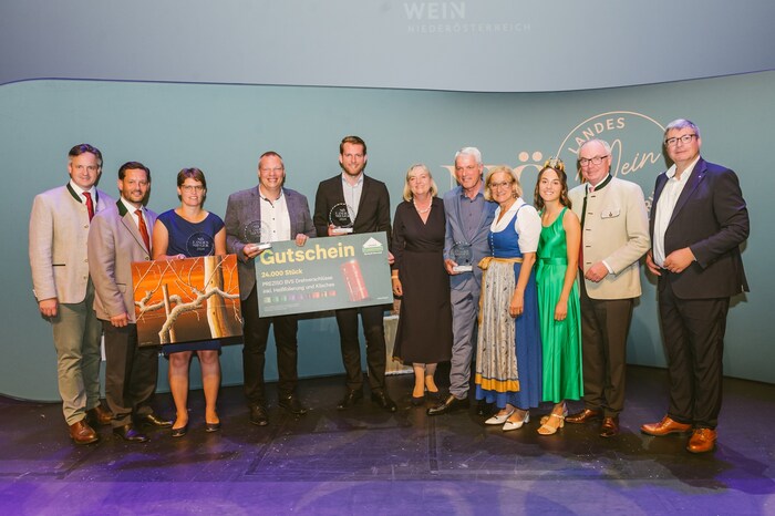 Weinbaupräsident Österreich Johannes Schmuckenschlager (li.), Christoph Metzker (RWA), Petra & ...