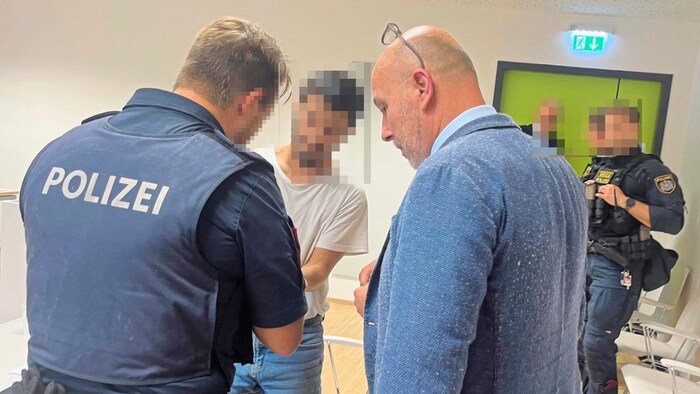 Der Beschwerde gegen den Abschiebungsbescheid wurde Folge geleistet.