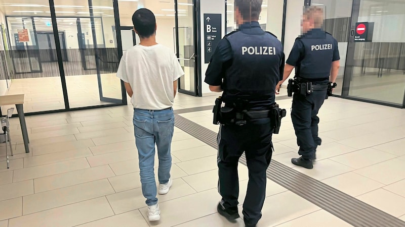 The terror suspect in the Federal Administrative Court on Friday. (Bild: Krone KREATIV)