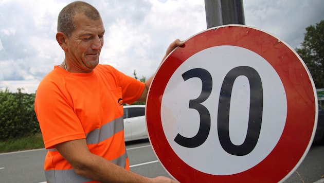 In Neumarkt am Wallsersee, the 30 speed limit was extended to the entire village area. The picture shows building yard employee Günther recently putting up the new additional signs. (Bild: Tröster Andreas/ANDREAS TROESTER)