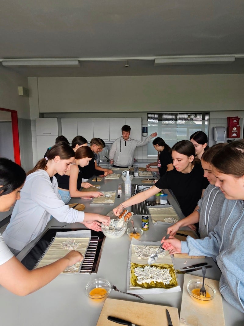 The kids were enthusiastically involved (including in the kitchen). (Bild: Mittelschule Oberwart)