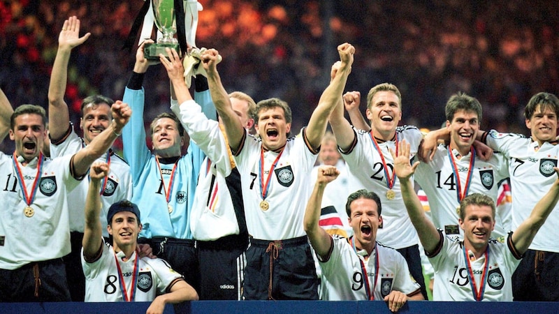 Bobic (below, 2nd from right) celebrating the EURO title in 1996. (Bild: picturedesk.com/Norbert Rzepka / dpa Picture Alliance / picturedesk.com)