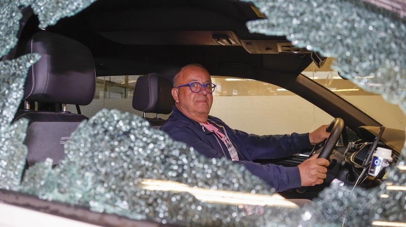 Cab driver shows smashed side window (Bild: Tschepp Markus)