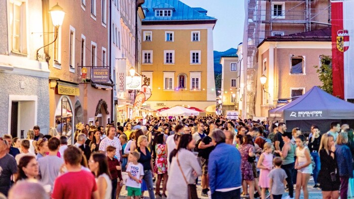 Beim Halleiner Stadtfest wird auf elf Plätzen die gesamte Altstadt zur Bühne. Tausende Menschen ...