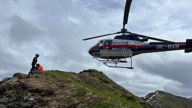 Mission on the Carnic High Trail: The Dragonfly Tyrol rescued two hikers who were unable to continue. (Bild: Gregor Franke)