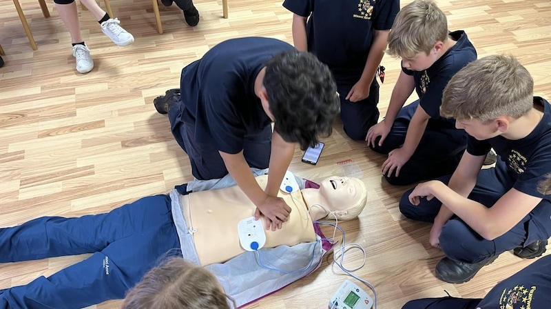 First aid is also taught at the Florianis. (Bild: Freiwillige Feuerwehr Wiener Neustadt)