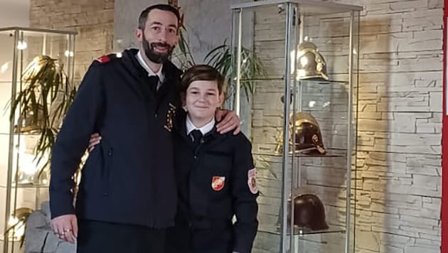 Édesapja, Michael szintén büszke Simonra és az ifjúsági tűzoltóórákon elsajátított tudására. (Bild: Freiwillige Feuerwehr Wiener Neustadt)