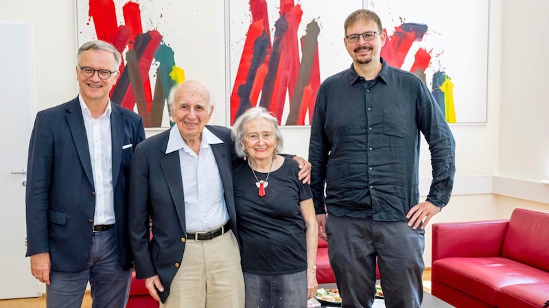 Prof. Florian Krammer (ganz rechts) mit Nobelpreisträger Eric Kandel und dessen Frau. Links: MedUni-Wien-Rektor Prof. Markus Müller (Bild: Robert Harson)