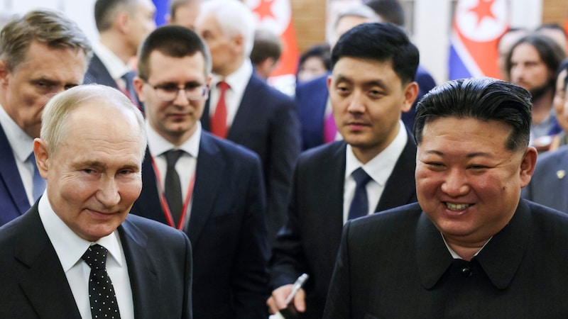 Putin ve Kim Haziran ayında Kuzey Kore'de yaptıkları görüşmede (Bild: AP/Sputnik/Gavriil Grigorov)