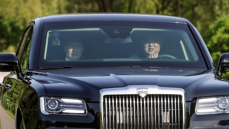Balról: Vlagyimir Putyin orosz elnök és Kim Dzsongun észak-koreai uralkodó egy Aurus limuzinban. (Bild: AP/Sputnik/Gavriil Grigorov)