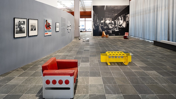 Ausstellungsansicht: Pichlers Möbel vorne, im Hintergrund Objekte und Hocker von Friedrich ...