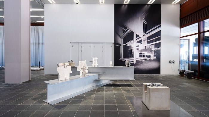 Ausstellungsansicht mit Kieslers berühmter Raumstadt im Hintergrund