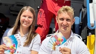 Engagierte Mitarbeiter des Roten Kreuzes verteilen „Freecards“, auf denen Hitze-Tipps zusammengefasst wurden. (Bild: RK NÖ)