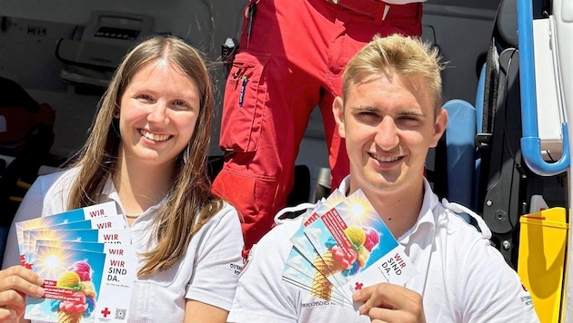 Engagierte Mitarbeiter des Roten Kreuzes verteilen „Freecards“, auf denen Hitze-Tipps zusammengefasst wurden. (Bild: RK NÖ)