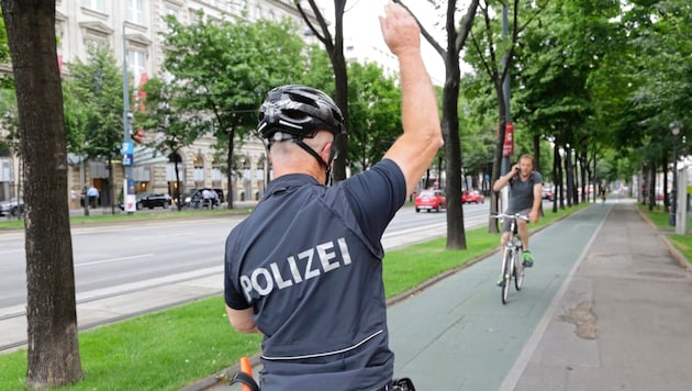 Bisikletli polis operasyonu sırasında bir yemek dağıtıcısı tutuklandı (sembolik fotoğraf). (Bild: Groh Klemens/Klemens Groh)