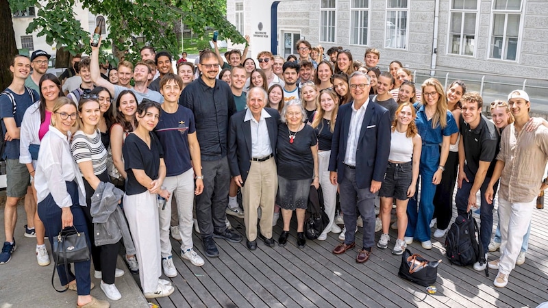 Party atmosphere on the MedUni Vienna campus: Prof. Krammer stands out from the crowd at 1.98 meters tall. Next to him Nobel Prize winner Eric Kandel and Rector Prof. Markus Müller). (Bild: Robert Harson)