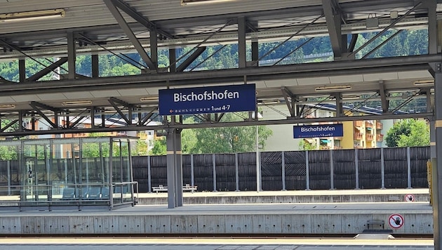 Bischofshofen'deki tren istasyonunda yaşanan inanılmaz çete dayağının ardından yetkililer bazı şüphelileri toplu tecavüz suçundan soruşturuyor. (Bild: zVg)