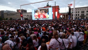 Die Berliner Fanzone vor dem Brandenburger Tor