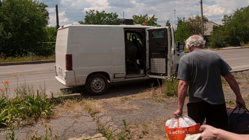Evakuierung in Donezk (Bild: AP/Evgeniy Maloletka)