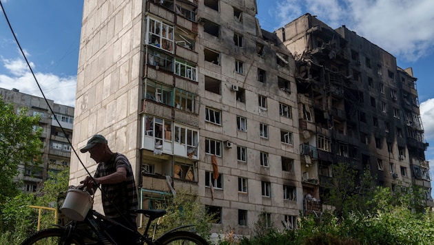 Donetsk'te hasar gören konut binası (arşiv fotoğrafı) (Bild: AP/Evgeniy Maloletka)