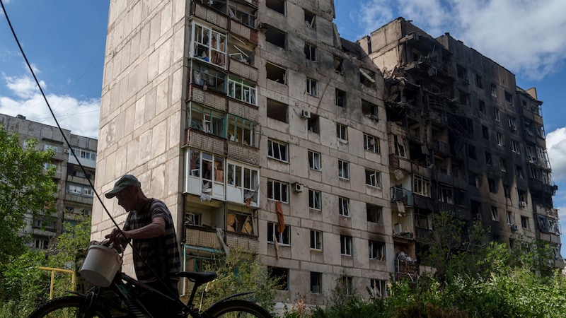 Yıkılmış bir konut binası (Bild: AP/Evgeniy Maloletka)