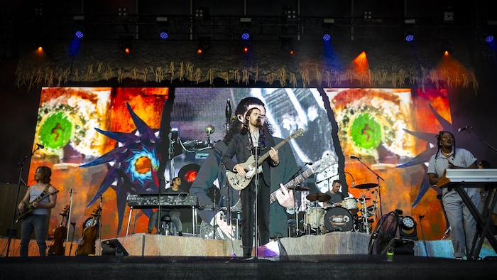 Der irische Sänger und Gitarrist Hozier nützte die Bühne nicht nur für Hits, sondern auch für ...