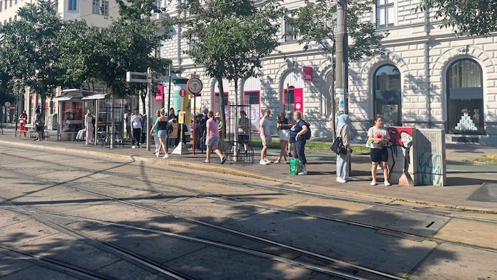 Many people were already waiting for the streetcar in the heat on Saturday morning.